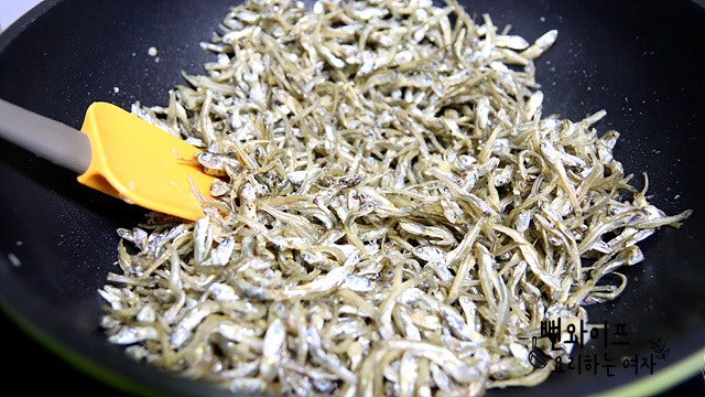 Stir-fry the anchovies in garlic oil — step photo 3