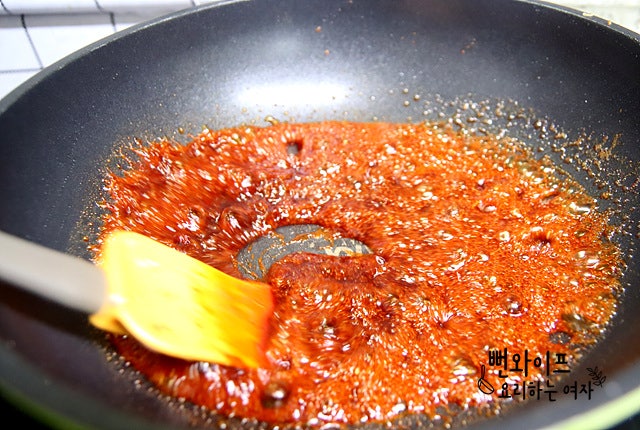 Season the stir-fried anchovies — step photo 2