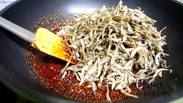 Season the stir-fried anchovies — step photo 1