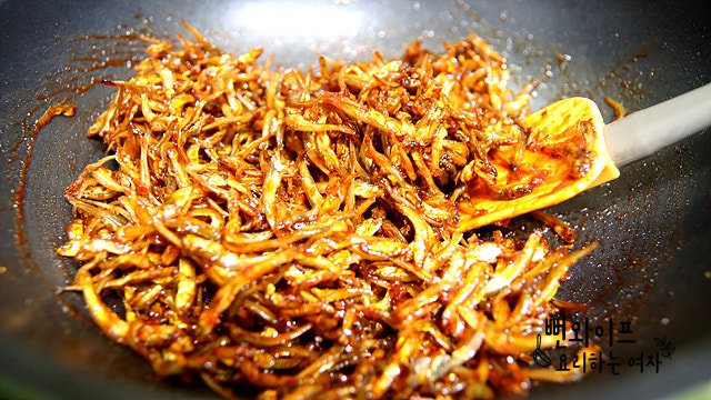 Season the stir-fried anchovies — step photo 2