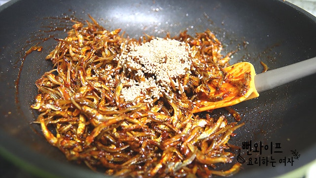 Season the stir-fried anchovies — step photo 1