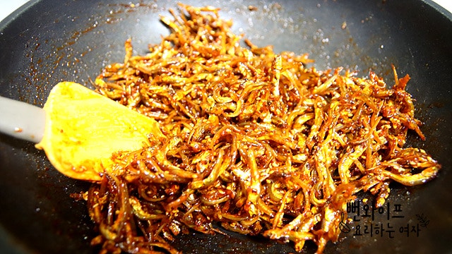 Season the stir-fried anchovies — step photo 2