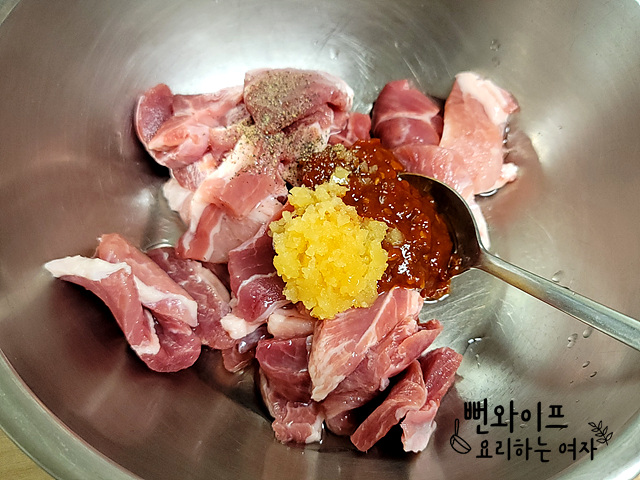 肉の下処理と味付け — 手順の写真 1