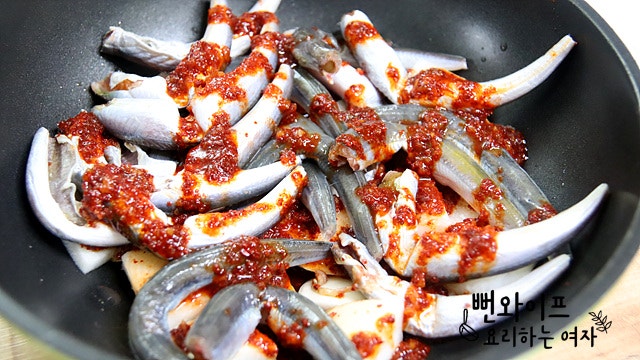 材料と調味料を入れる — 手順の写真 2