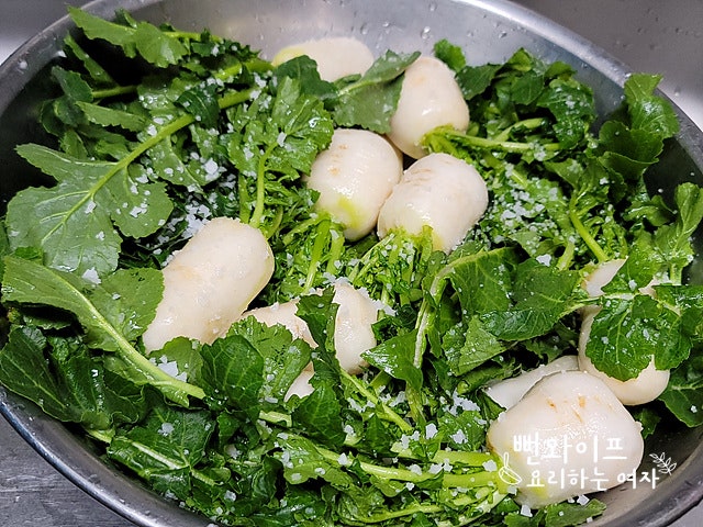 Salt the altari radishes — step photo 2