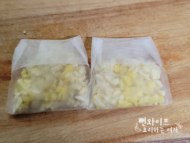 Make the seasoning pouch — step photo 2