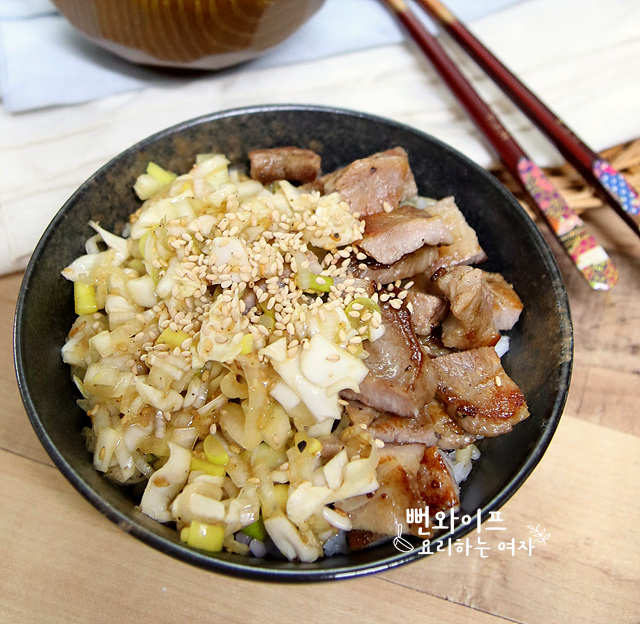 長ねぎとキャベツ和え添え 10分豚肉焼肉丼の完成写真