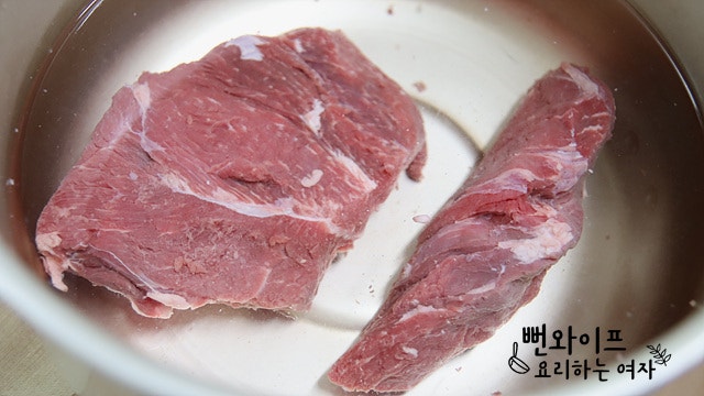牛すね肉の血抜き — 手順の写真 1