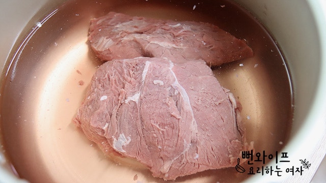 牛すね肉の血抜き — 手順の写真 2