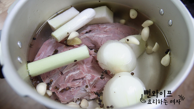 牛すね肉を煮る — 手順の写真