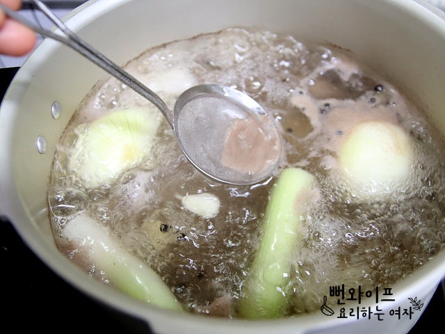 牛すね肉を煮る — 手順の写真 1