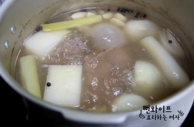 牛すね肉を煮る — 手順の写真 2