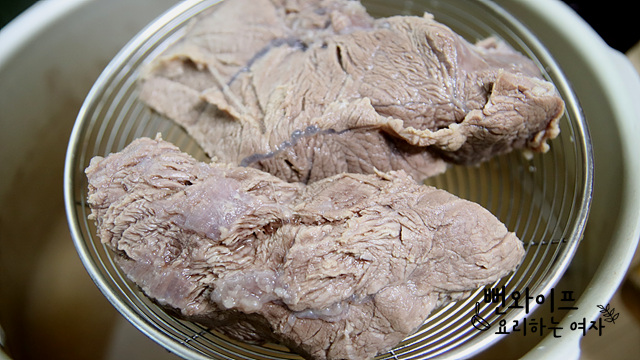 牛すね肉を煮る — 手順の写真 1