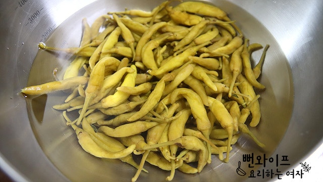 Desalinate the fermented chili peppers — step photo 1
