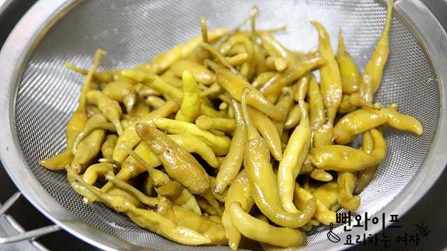 Desalinate the fermented chili peppers — step photo 2