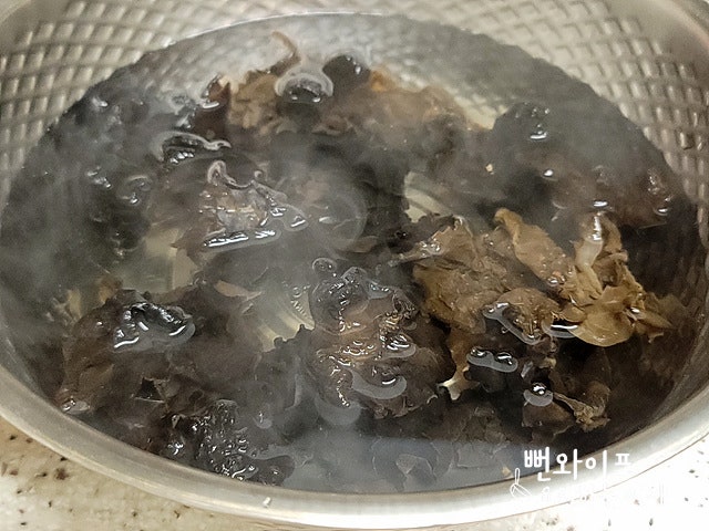 Prepare and slice dried wood ear mushrooms — step photo 1