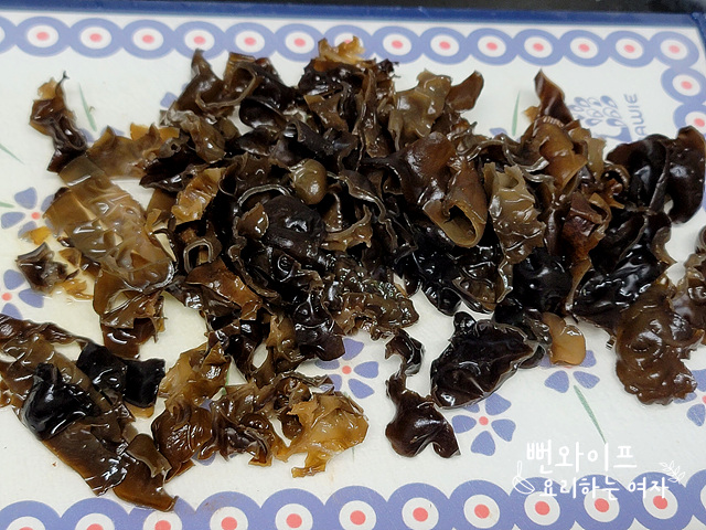 Prepare and slice dried wood ear mushrooms — step photo 2
