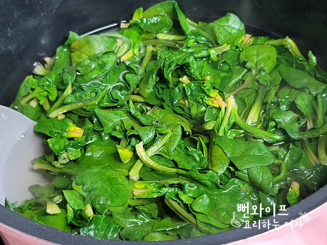Blanch the spinach — step photo 2