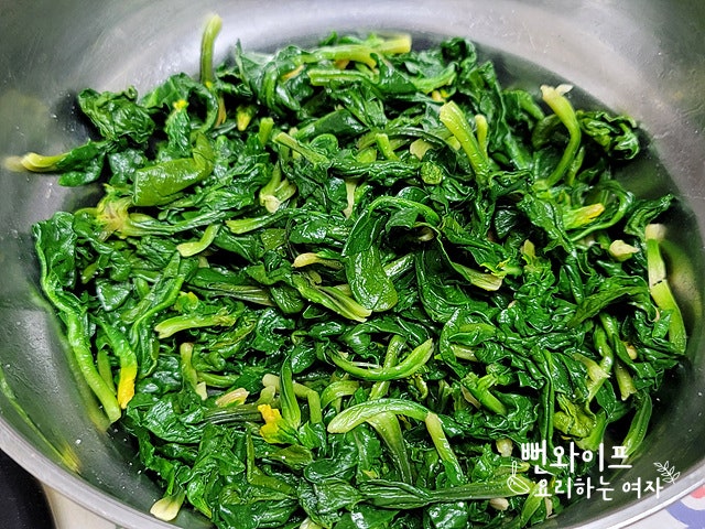 Blanch the spinach — step photo 3