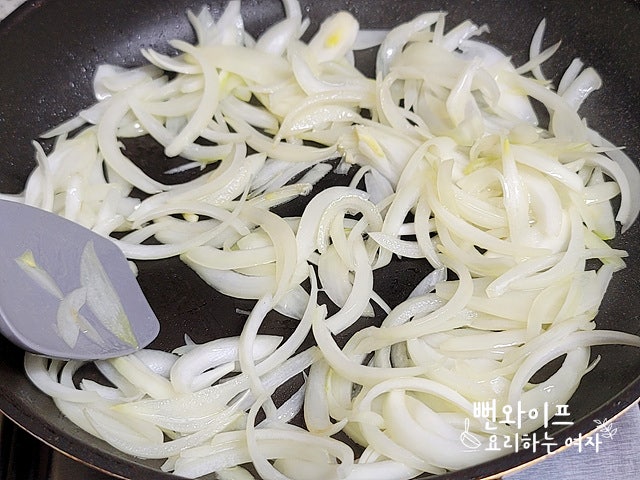 Stir-fry the ingredients — step photo 1