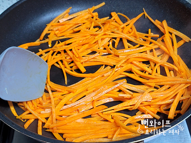 Stir-fry the ingredients — step photo 1