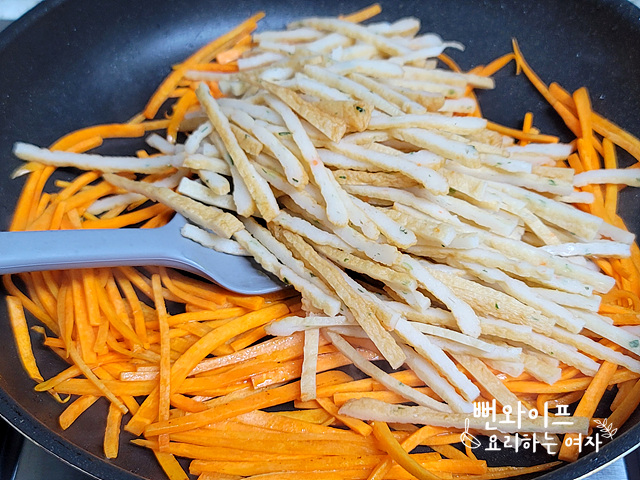 Stir-fry the ingredients — step photo 2