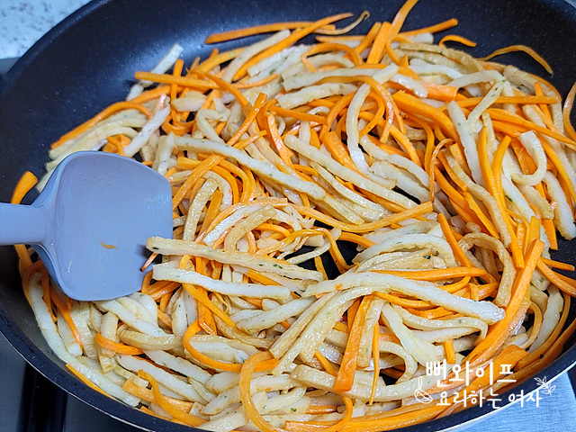 Stir-fry the ingredients — step photo 3