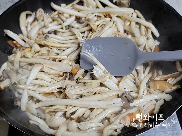 Stir-fry the ingredients — step photo 1