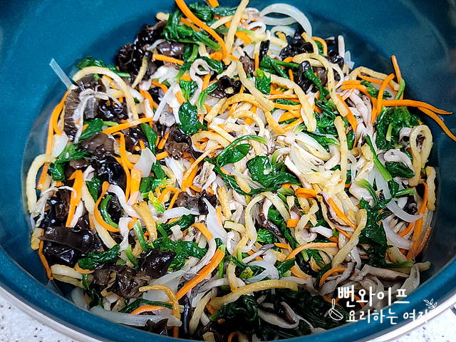 Stir-fry the ingredients — step photo
