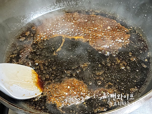 Stir-fry the glass noodles in seasoning — step photo 1