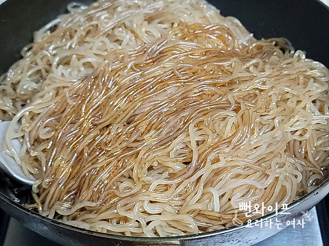 Stir-fry the glass noodles in seasoning — step photo 2