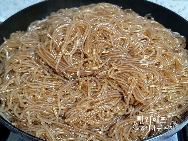 Stir-fry the glass noodles in seasoning — step photo 3