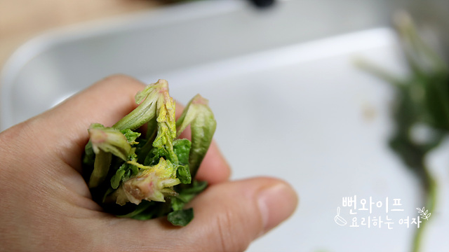 Trim and wash the spinach — step photo 2