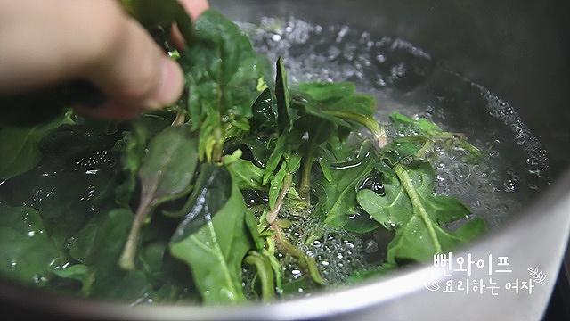 Blanch the spinach — step photo 1