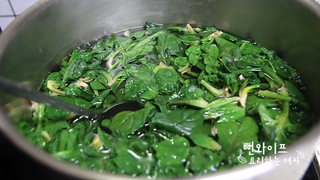 Blanch the spinach — step photo 2