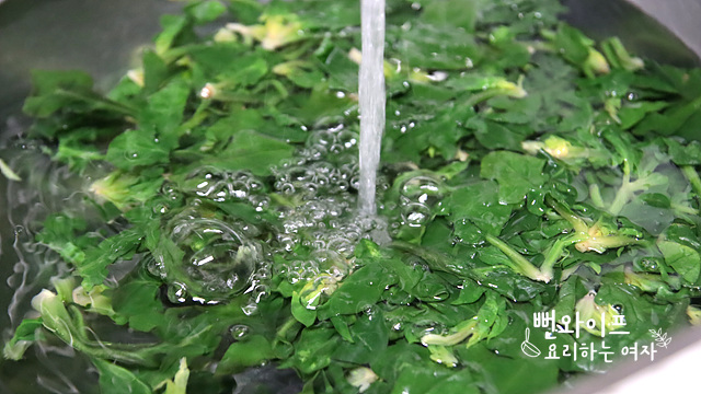Blanch the spinach — step photo 1
