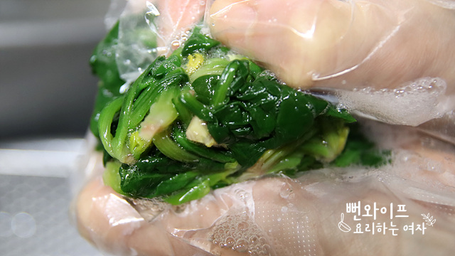Blanch the spinach — step photo 2