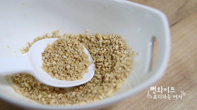 Grind the toasted sesame seeds — step photo