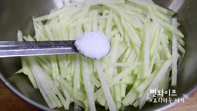 Salt the radish — step photo 1