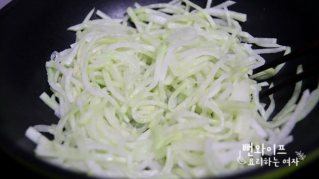 Stir-fry the radish — step photo 1