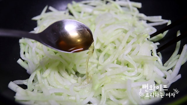Stir-fry the radish — step photo 2