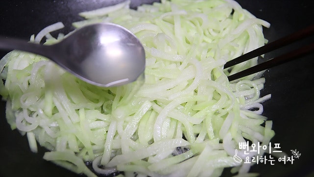 Stir-fry the radish — step photo 1