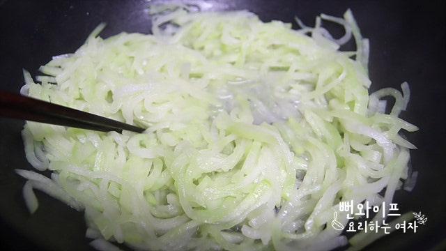 Stir-fry the radish — step photo 1