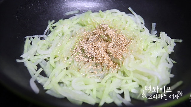 Stir-fry the radish — step photo 2