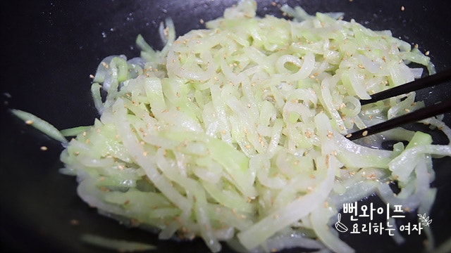 Stir-fry the radish — step photo 3