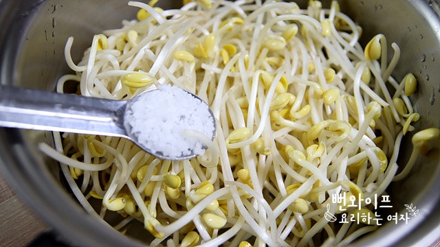 Boil the soybean sprouts — step photo 1