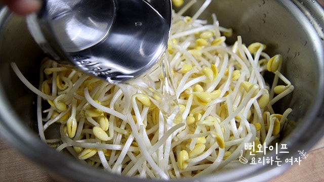 Boil the soybean sprouts — step photo 2