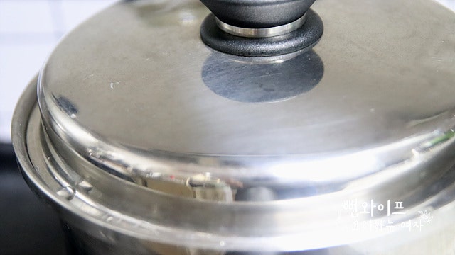 Boil the soybean sprouts — step photo 1