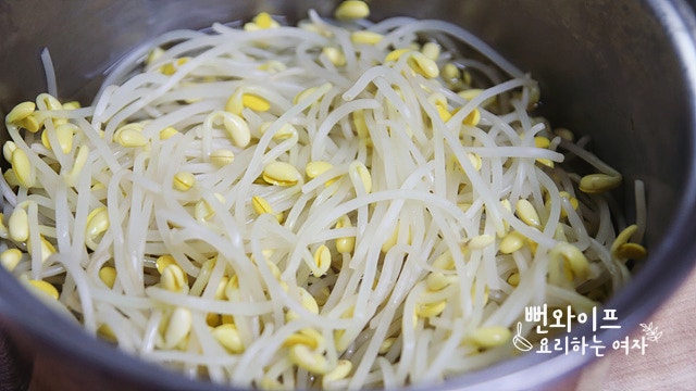 Boil the soybean sprouts — step photo 2