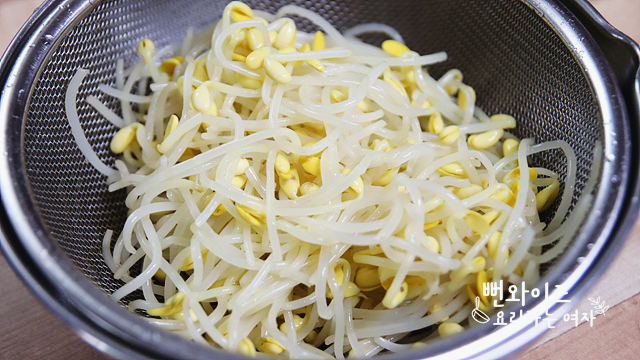 Boil the soybean sprouts — step photo
